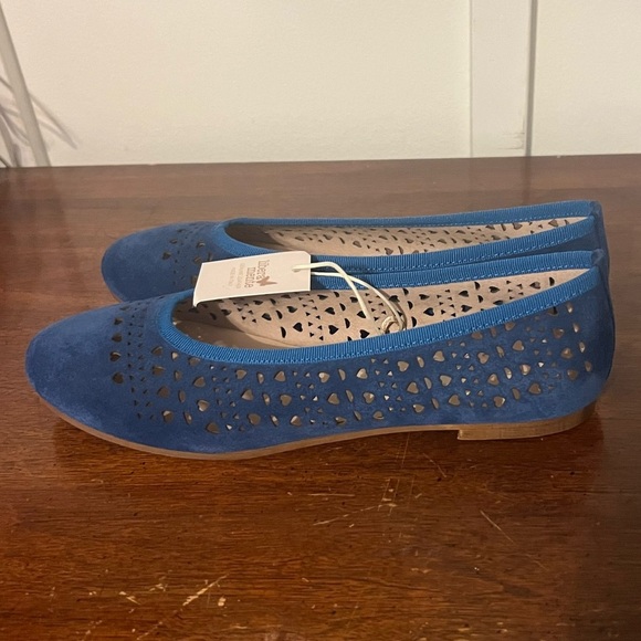 NWT Elegant Blue leather Suede Flats with Cutout Design 7.5 (38) Italian made - Picture 2 of 7